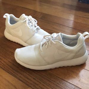 Nike Roshe Women’s All White